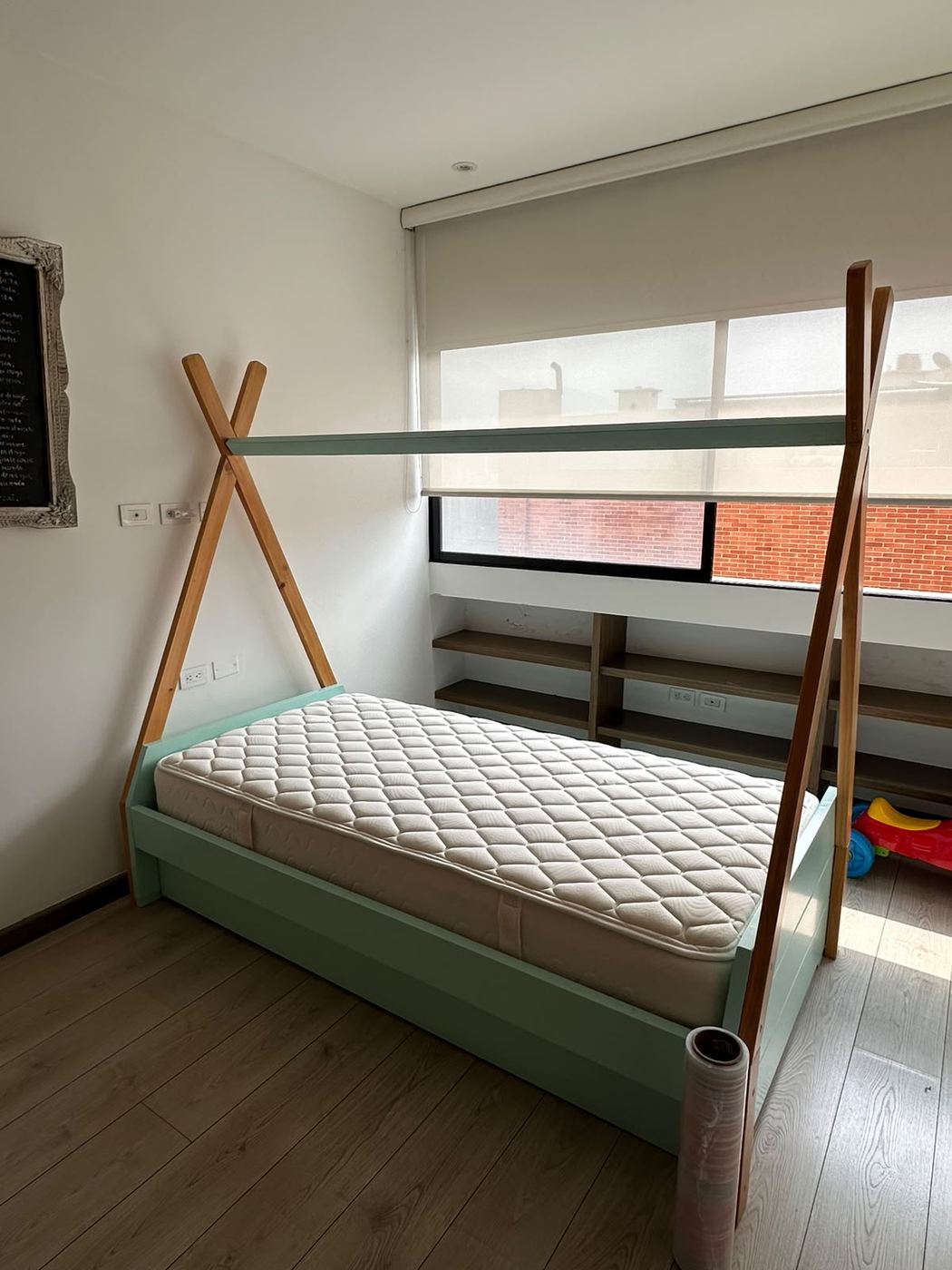 Cama desarmada y protegida, lista para el cargue