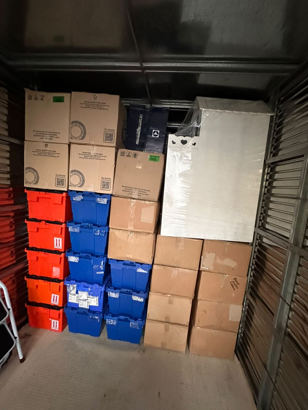 Cajas y canastillas organizadas dentro de una bodega de almacenamiento